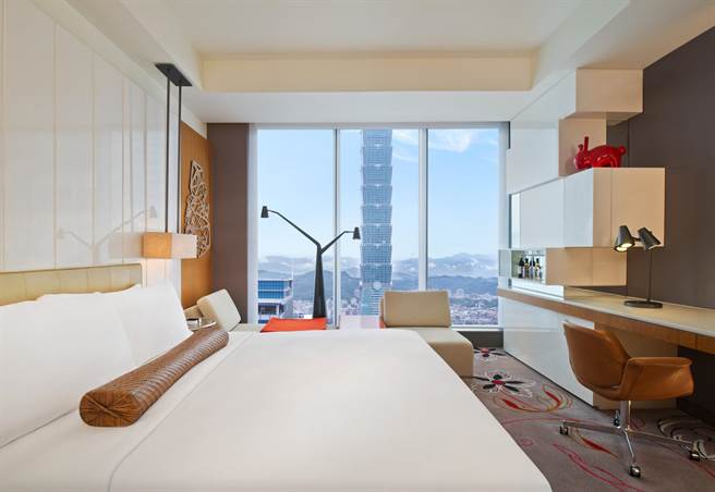 體驗台北W飯店「Feast-cation 饗度假」住房專案，每人只要再花2021元即可續住一晚。（台北W飯店提供）