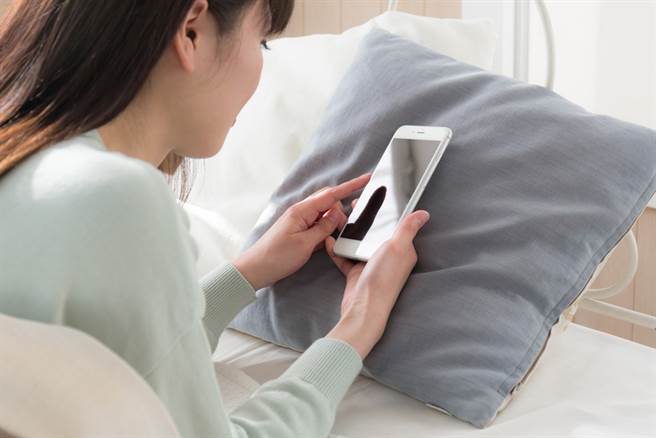 一名成年男子在網路上騙取未成年少女，以免費提供手遊虛寶為誘因，誘騙對方拍下赤裸上半身的照片傳送。（示意圖／Shutterstock）