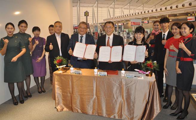 醒吾科大校长陈义文(中)与展瑞旅行社总经理谢富兴(中左)及万钧旅行社行销部协理刘颖蒨(中右)共同签署合作备忘录。(戴志扬翻摄)