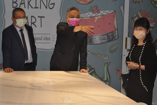 醒吾科大旅运管理系系主任黄明一(中)，向万钧旅行社行销部协理刘颖蒨（左）与展瑞旅行社总经理谢富兴(右)，说明学校斥巨资建置的专业翻糖教室。(戴志扬翻摄)