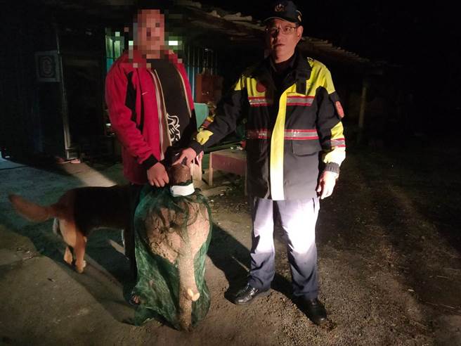 陆家所长高耀芳找来民间专业人士顺利摘除虎头蜂窝。（头份警分局提供／谢明俊苗栗传真）