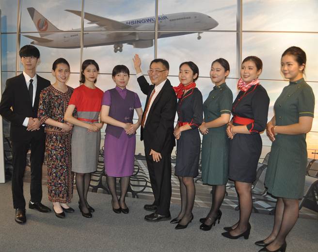 醒吾科大旅运系拥有最佳师资与航空模拟教室，校长陈义文鼓励醒吾校园空姊空少要随时准备好迎接疫后旅游大爆发商机。(戴志扬翻摄)