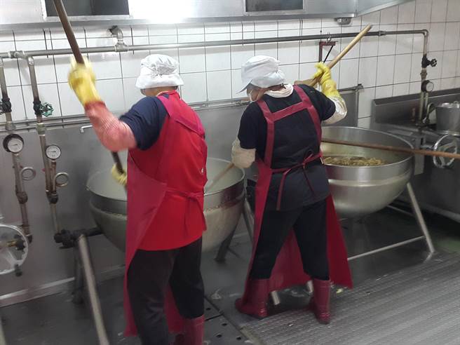 全雲林縣156所國小有88所的學生人數100人以下，比率占將近一半，小校招標午餐食材不易，將有9校成立中央廚房，明年下學年啟用，圖為一所國小廚工阿姨煮菜。（資料照片／周麗蘭攝）