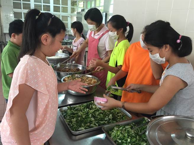 雲林縣100人以下國小超過80所，小校營養午餐食材因人數少利潤低，菜商供應意願低，成本必須墊高。（資料照片／周麗蘭攝）