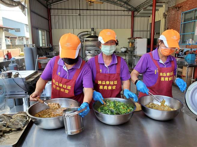 雲林縣長青食堂的志工年齡大，煮食工作負擔重。（周麗蘭攝）