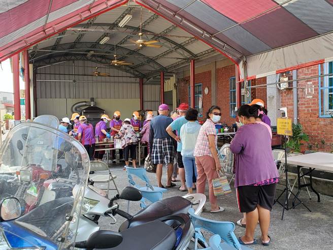 雲林縣共有150個社區設置長青食堂。（周麗蘭攝）