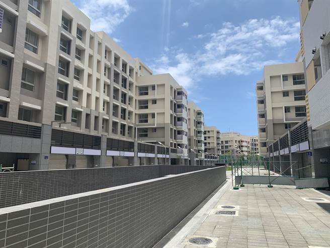 新城鄉青年住宅完工陸續入住，當地人口大幅成長。（王志偉攝）