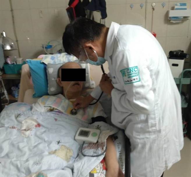 大千居家医疗由医师到府为失能而无法就医的病人进行看诊。（大千医院提供／谢明俊苗栗传真）