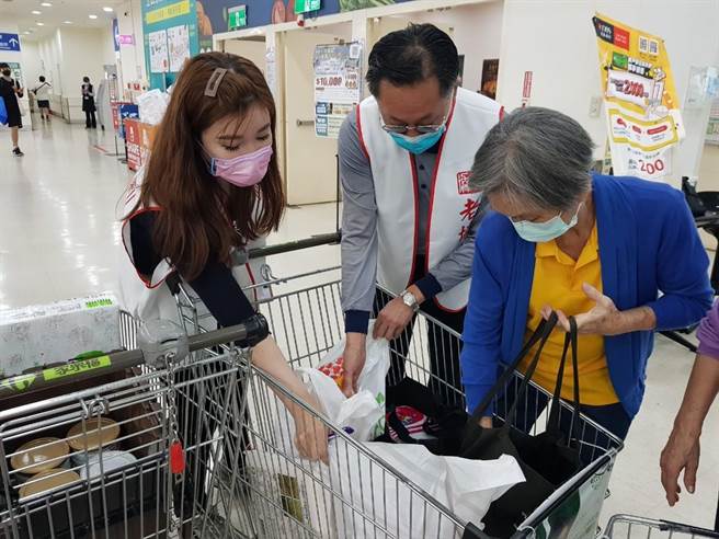 中华民国老人福利关怀协会今天接驳邀请30位长辈，一同前往家乐福选购自己想到、需要的用品，让长辈们一圆美梦。（老人福利关怀协会提供／林良齐台北传真）