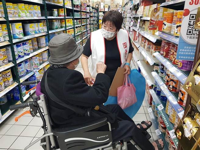 中华民国老人福利关怀协会今天接驳邀请30位长辈，一同前往家乐福选购自己想到、需要的用品，让长辈们一圆美梦。（老人福利关怀协会提供／林良齐台北传真）