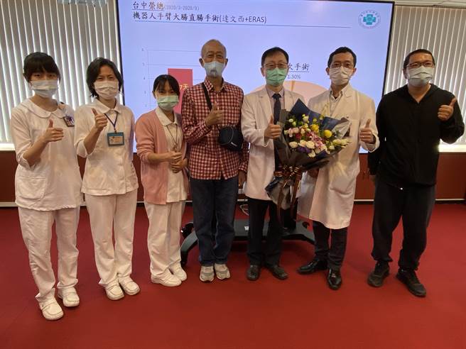 台中荣总目前完成超过120例机器手臂的大直肠手术，21日患者献花感谢医疗团队。（张妍溱摄）