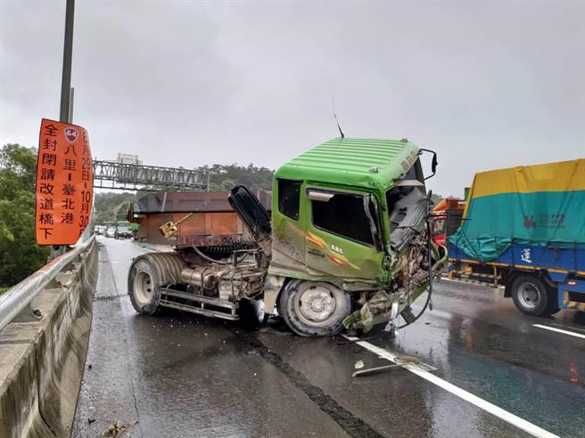 58岁冷姓男子今（21日）下午1时许，驾驶联结车行经新北市八里区台64线靠近八里匝道口附近，联结车疑似打滑高速自行衝撞护栏。（翻摄）