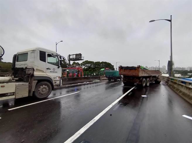 58岁冷姓男子今（21日）下午1时许，驾驶联结车行经新北市八里区台64线靠近八里匝道口附近，联结车疑似打滑高速自行衝撞护栏。（翻摄）