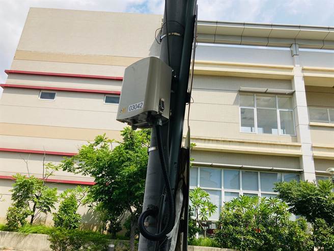 嘉义市东市场周边出入口有6组车牌辨识系统，辅助管制有空污之虞的机车。（廖素慧摄）