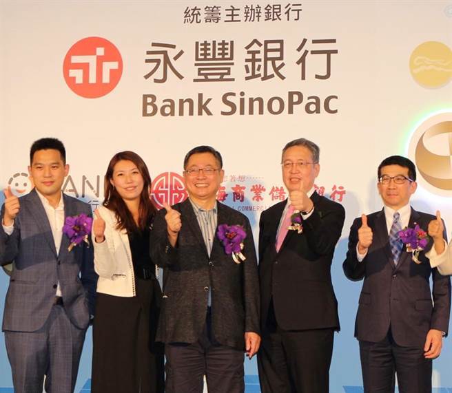 永豐銀行統籌主辦雲豹能源集團－恩富資本新臺幣62.22億元聯貸案，21日簽訂授信合約，以行動力挺政府綠能及土地多元運用政策。圖右二為永豐銀行總經理莊銘福、右三為雲豹能源董事長賴勁麟。（圖／永豐銀行提供）
