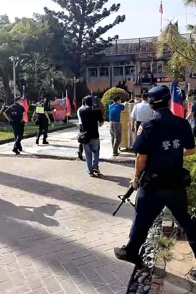 台中市第二選舉區立法委員罷免案選票，21日運送至選區內各區公所保存，員警，戒護選票運送。（民眾提供／黃國峰台中傳真）