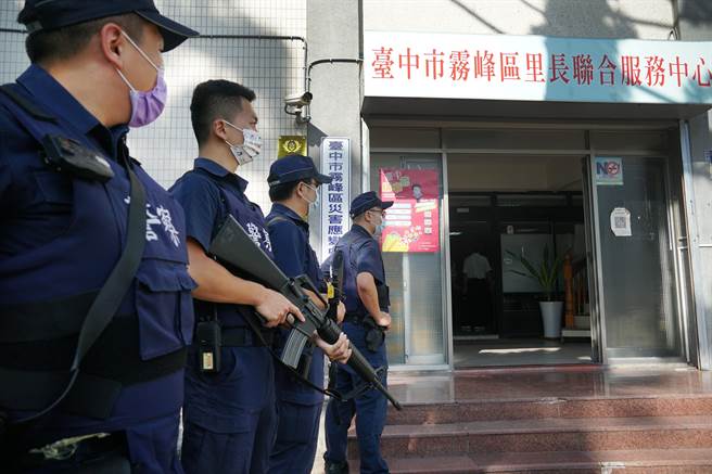 台中市第二選舉區立法委員罷免案選票，21日運送至選區內各區公所保存，霧峰區公所內，員警手持長槍守望。（黃國峰攝）