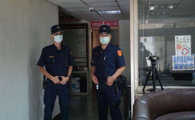 台中市第二選舉區立法委員罷免案選票，21日運送至選區內各區公所保存，霧峰區公所內，員警24小時輪班守望，並設置錄影設備，全程錄影。（黃國峰攝）