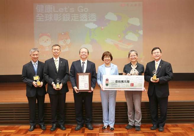 彰化銀行辦理「健康Let's go 全球彰銀走透透」任務挑戰暨公益活動，21日由董事長凌忠嫄(右3)及總經理周朝崇(左3)主持成果發表暨捐贈儀式，代表彰銀捐出10萬元公益金給社團法人台灣失智症協會秘書長湯麗玉(右2)，將同仁的愛與關懷廣為散播。 （圖／彰化銀行提供）
