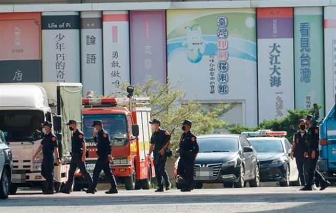 台中市第二選舉區立法委員罷免案選票，21日由財政部印刷廠運送至選區內各區公所保存，員警到達印刷廠，戒護選票運送。（民眾提供／黃國峰台中傳真）