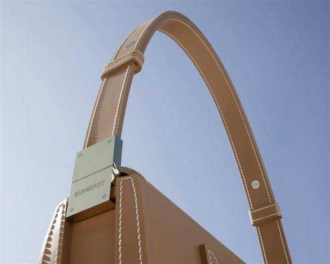 Burberry Olympia巨型包款展 落脚台中歌剧院。（Burberry提供）