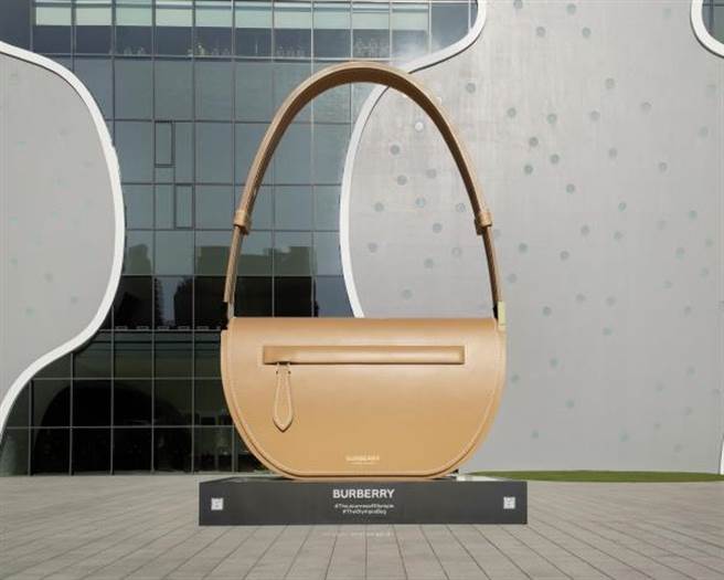 Burberry Olympia巨型包款展 落脚台中歌剧院。（Burberry提供）