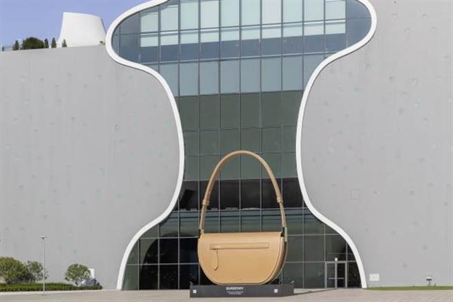 Burberry Olympia巨型包款展 落脚台中歌剧院。（Burberry提供）