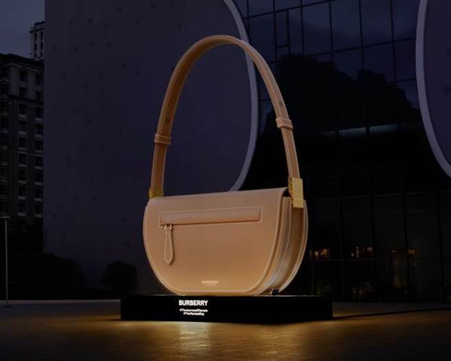 Burberry Olympia巨型包款展 落脚台中歌剧院。（Burberry提供）