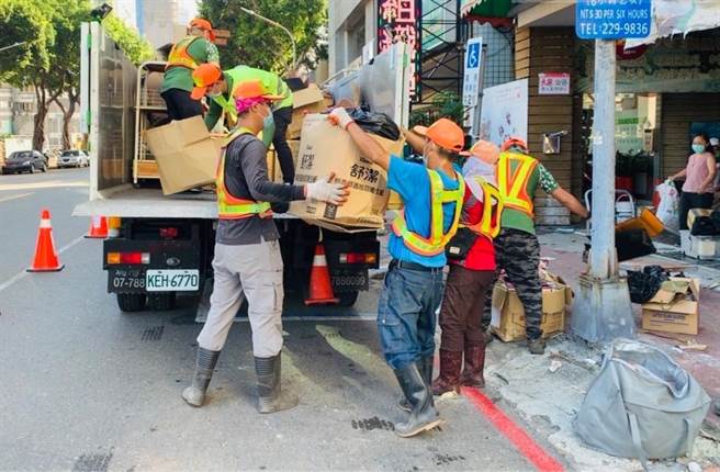 高市府提前5日完成有缺失的23栋老旧大楼逃生通道障碍物清除作业，共清除高达近38吨堆积在逃生通道的废弃物及回收物。（高市府环保局提供／洪浩轩高雄传真）