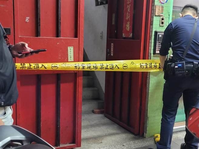 78岁杨姓女子今（21日）下午被发现全身刀伤，倒卧在新北市新庄区自立街住处内，紧急送医后仍宣告不治。（叶书宏摄）