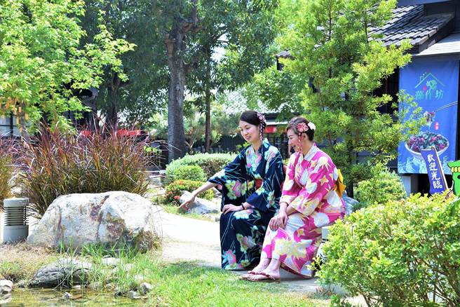 國人出遊意願高，可樂旅遊搭五倍券活動交出1萬人次搶購的好成績；圖為檜意森活村日式和服體驗。（可樂旅遊提供）