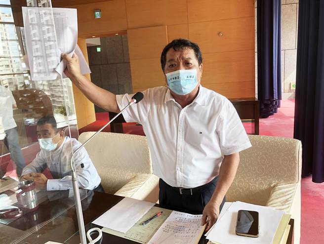 吴显森议员抨击：两次会期前后调阅符合资格的名册不一，名册与专案报告所述内容也不一样，到底哪一个是真的？(陈世宗摄)