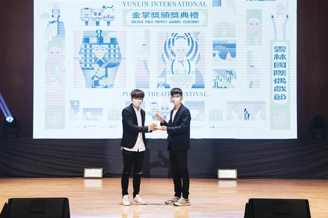 逸兰轩掌中剧主演锺逸彦（右）摘下青金奖最佳主演奖，金光多媒体黄立纲颁奖（云林县文观处提供）