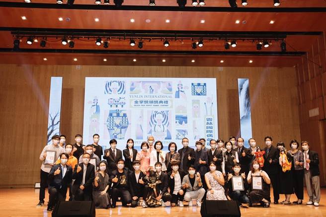 为鼓励与培养更多年轻世代具潜力的布袋戏剧团，云林县府文化观光处2019年首次开办「布袋戏青年主演」甄选，今年正名为「青年金掌奖」；金掌奖则已举办第15届，金掌奖、青金奖都堪称布袋戏界的奥斯卡奖。图为今年得奖者大合照。（云林县文观处提供）