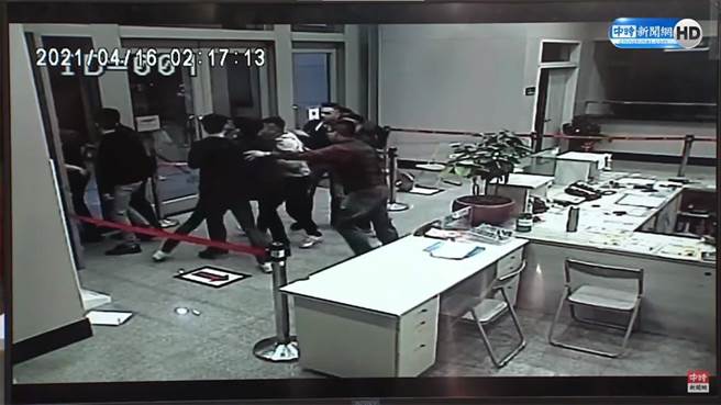 松山之乱黑衣人砸电脑判6月 松山分局：与检方商议上诉。（报系资料照）