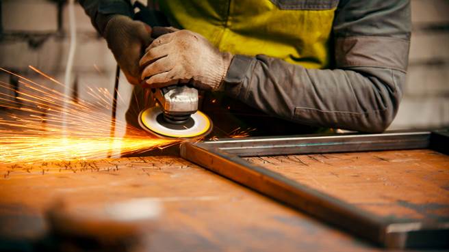 拥有30多年资歷的铁花窗职人曾文昌，近日针对施工地没设厕所的问题，透露出大大的不满，认为工人没得到应有的尊重。(示意图/Shutterstock)