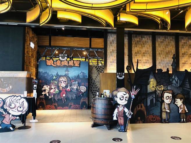 金色三麦全台门市换上崭新的暗黑歌德风特色主题布景，邀宾客欢度万圣节。（金色三麦提供）