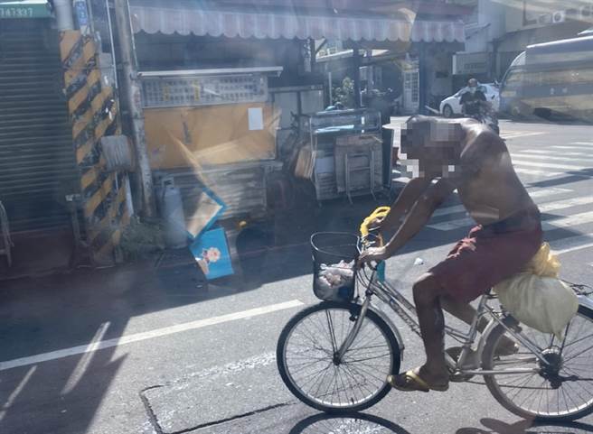 云林县北港镇1名男子四处吸食强力胶无法可管，民眾忧失控。（摘自笨港爆料公堂）