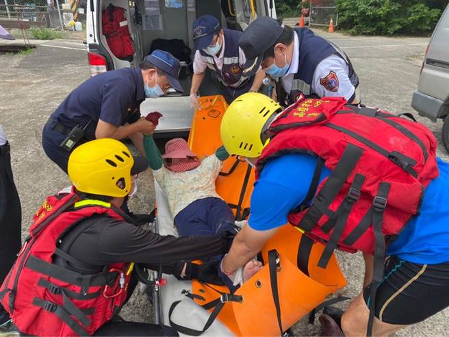 冈山警消在阿公店水库找到老妇人，将她送医。（翻摄照片／林瑞益高雄传真）