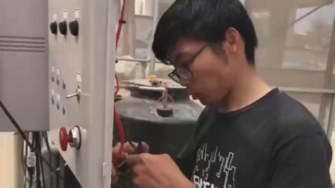 杨舒宇团队协助农友建造科技化设备用来务农。（杨舒宇提供）