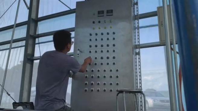 杨舒宇团队协助农友建置科技自动化设备，打造智慧农田。（杨舒宇提供）