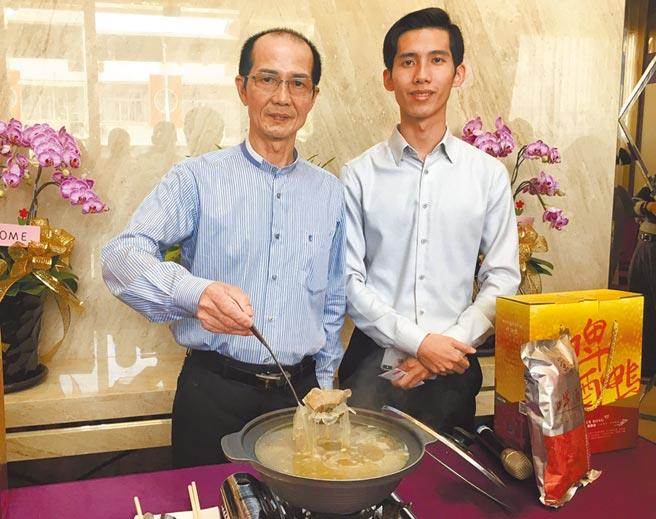 吴柏融（右）返嘉创业 ，将父亲吴崇荣（左）独创啤酒鸭以网路电商平台宅配，在疫情期间闯出好业绩。（廖素慧摄）