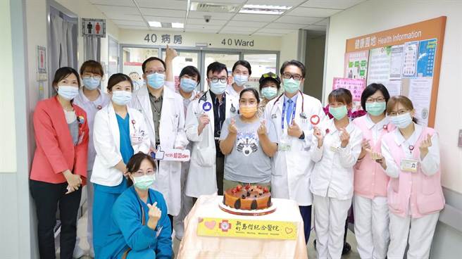 外籍看护依达（中）因胸部剧烈疼痛就医，发现罹患心臟疾病，经手术后復原良好，医疗团队也为她举办重生切蛋糕仪式。（新竹马偕医院提供／邱立雅竹市传真）