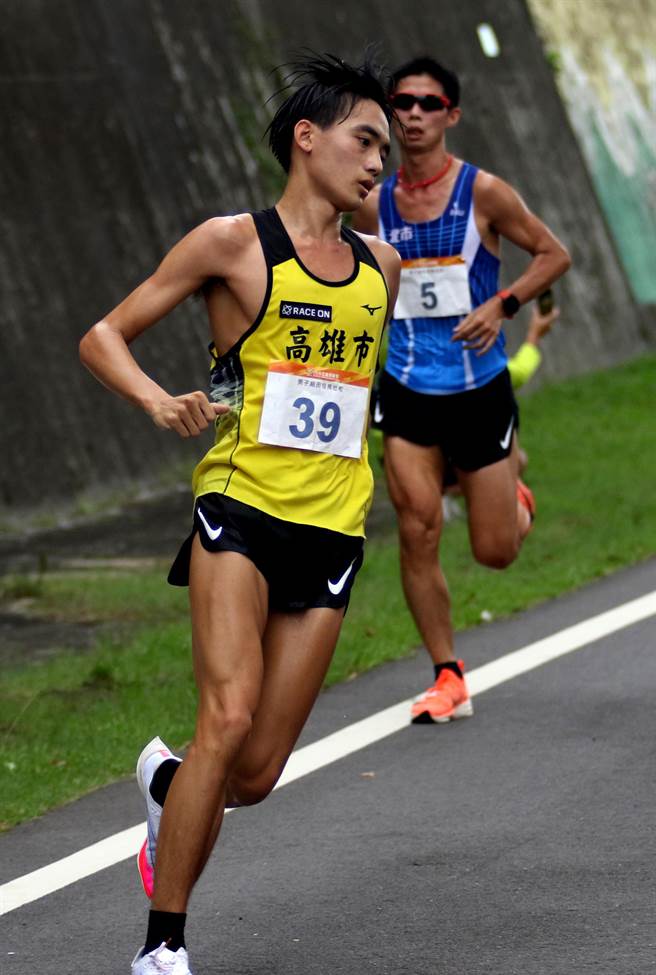 全国运动会闭幕，高雄巿排名第4，其中田径项目大有斩获，拿下5金。图为获得男子1万公尺金牌的黄祥维。（高巿府运发局提供／曹明正高雄传真）