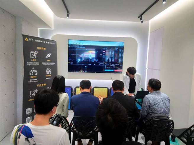 （ACE在台中开办虚拟货币交易所实体门市，现场提供交易买卖教学、谘询服务。图／曾丽芳）