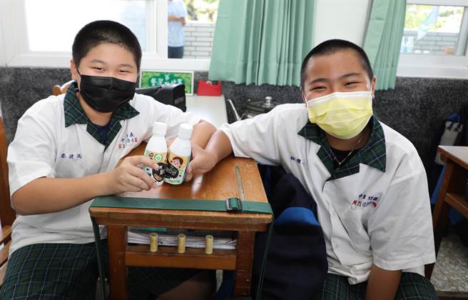 嘉农农产加工生产合作社提供1万2600瓶国产产销履歷黑豆浆给2100名弱势国中生，今在义竹国中办捐赠，该校学生抢先品尝。（嘉义县政府提供∕吕妍庭嘉义传真）