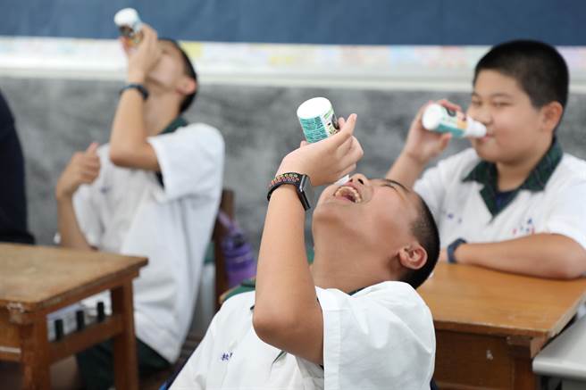 嘉农农产加工生产合作社提供1万2600瓶国产产销履歷黑豆浆给2100名弱势国中生，今在义竹国中办捐赠，该校学生抢先品尝。（嘉义县政府提供∕吕妍庭嘉义传真）