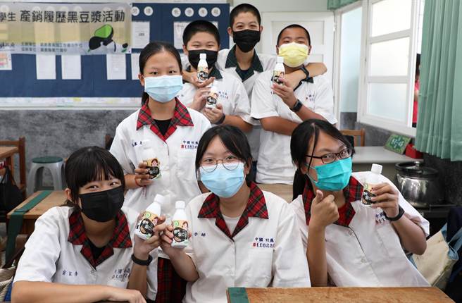 嘉农农产加工生产合作社提供1万2600瓶国产产销履歷黑豆浆给2100名弱势国中生，今在义竹国中办捐赠，该校学生抢先品尝。（嘉义县政府提供∕吕妍庭嘉义传真）