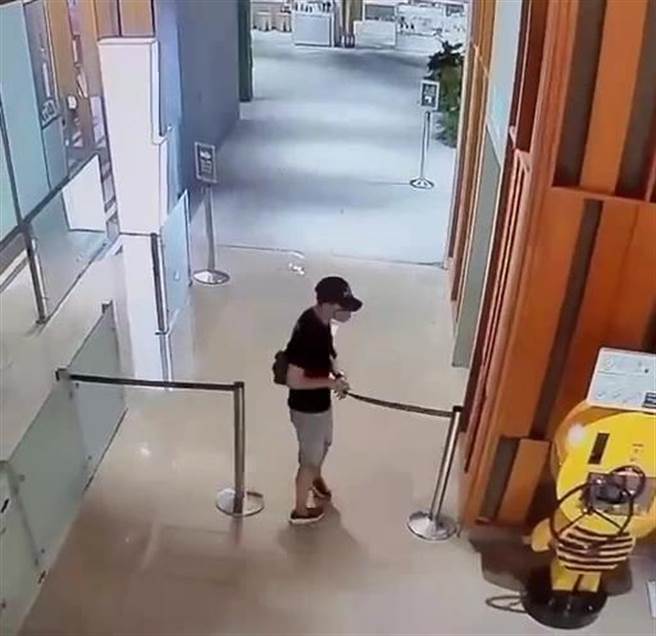 刘嫌自行打开红龙柱围线，进入窃取展示柜内的沉香等艺品。(翻摄照片／林郁平台北传真）