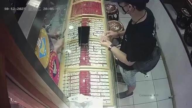 警方发现刘嫌将赃物拿至银楼变卖销赃。(翻摄照片／林郁平台北传真）